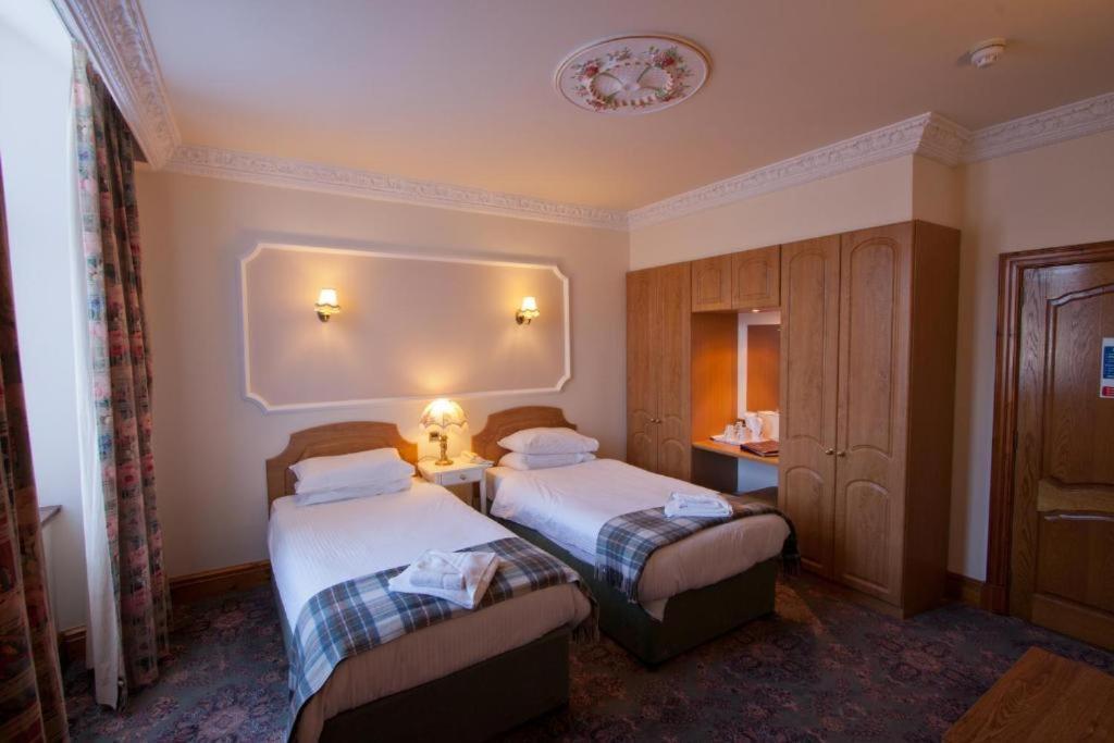 Duke Of Gordon Hotel Kingussie Extérieur photo