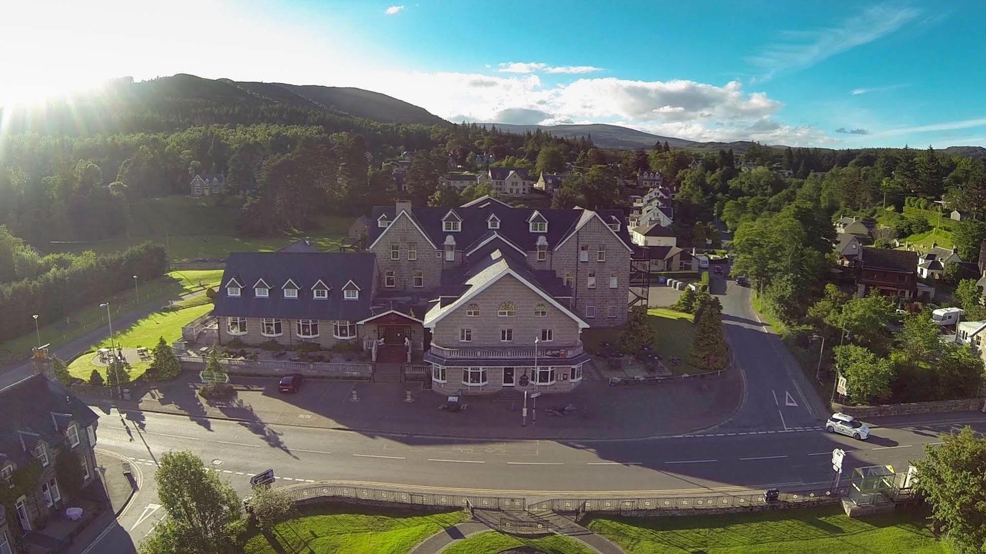 Duke Of Gordon Hotel Kingussie Extérieur photo