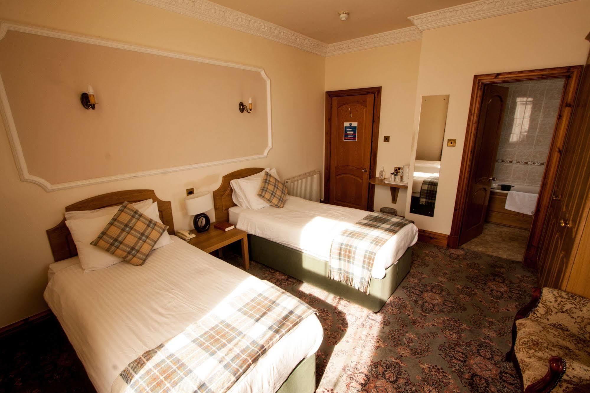 Duke Of Gordon Hotel Kingussie Extérieur photo