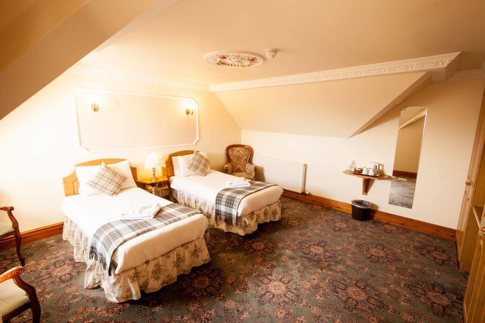 Duke Of Gordon Hotel Kingussie Extérieur photo