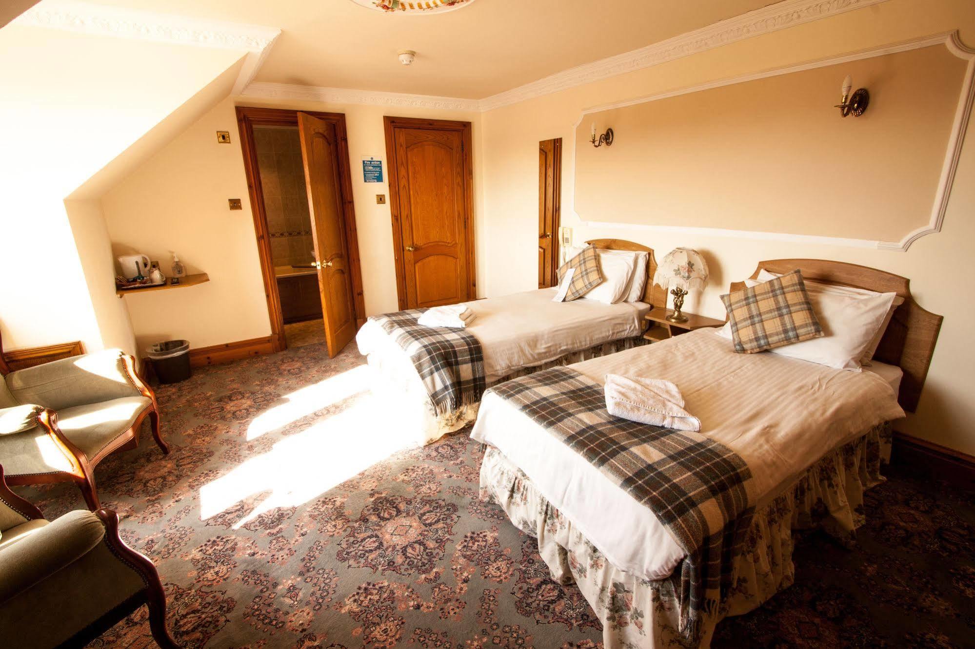 Duke Of Gordon Hotel Kingussie Extérieur photo